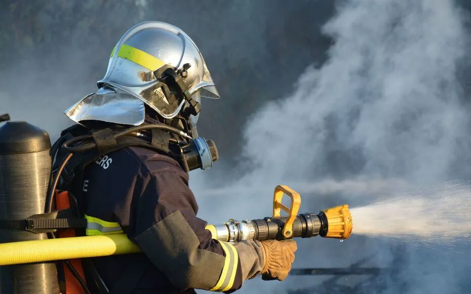 Un homme brûlé dans un incendie qu'il a lui-même allumé est dans un état critique
