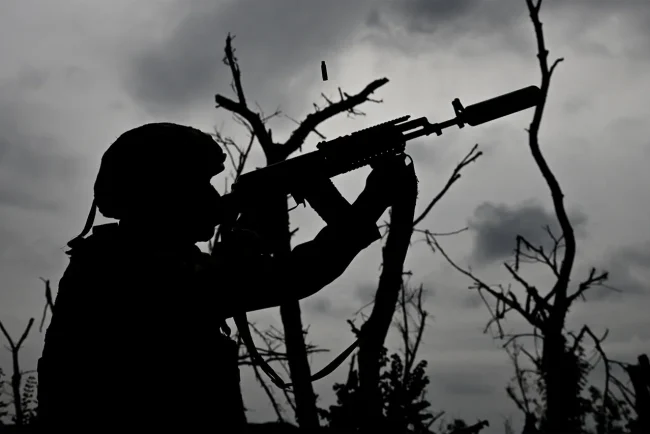 Un militaire russe tire sur un drone ukraino avec une mitrailleuse dans des combats intenses.