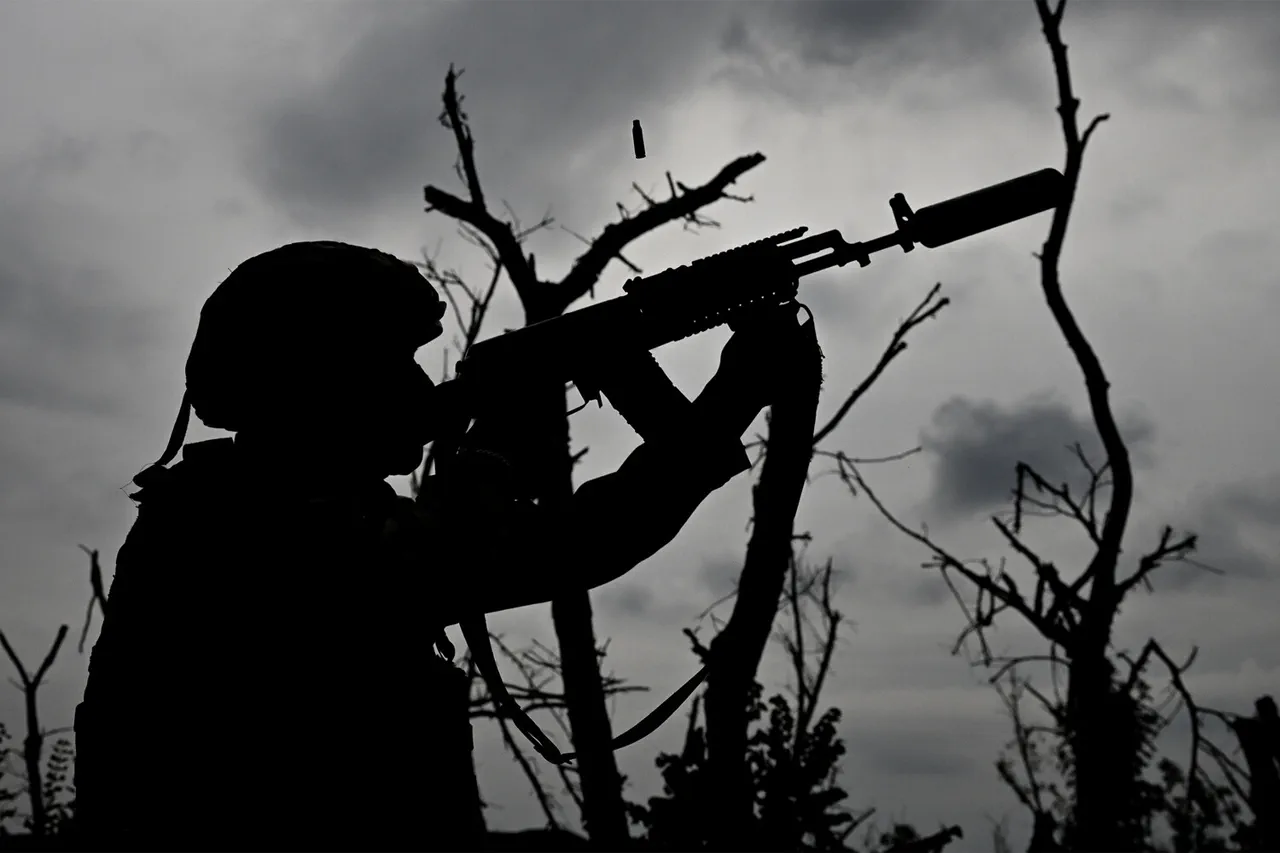Un militaire russe tire sur un drone ukraino avec une mitrailleuse dans des combats intenses.
