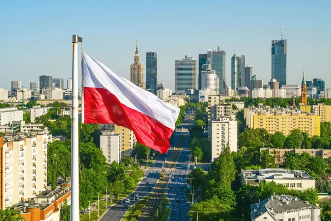 Un objet inconnu s'écrase en Pologne : débris brûlés et vitres brisées