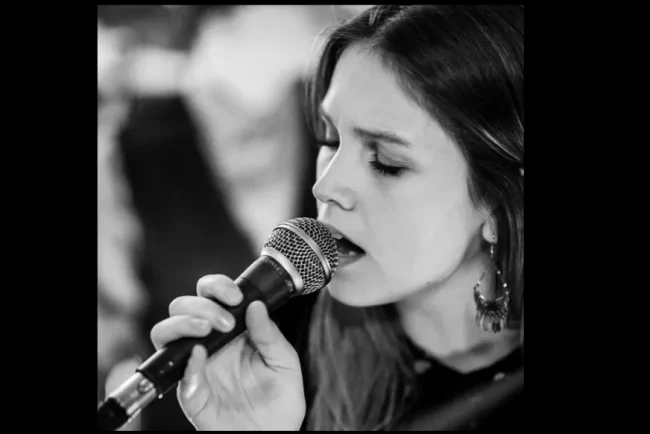 Une mort soudaine et mystérieuse : la chanteuse Yana De Saedeleer retrouvée sans vie au Pérou