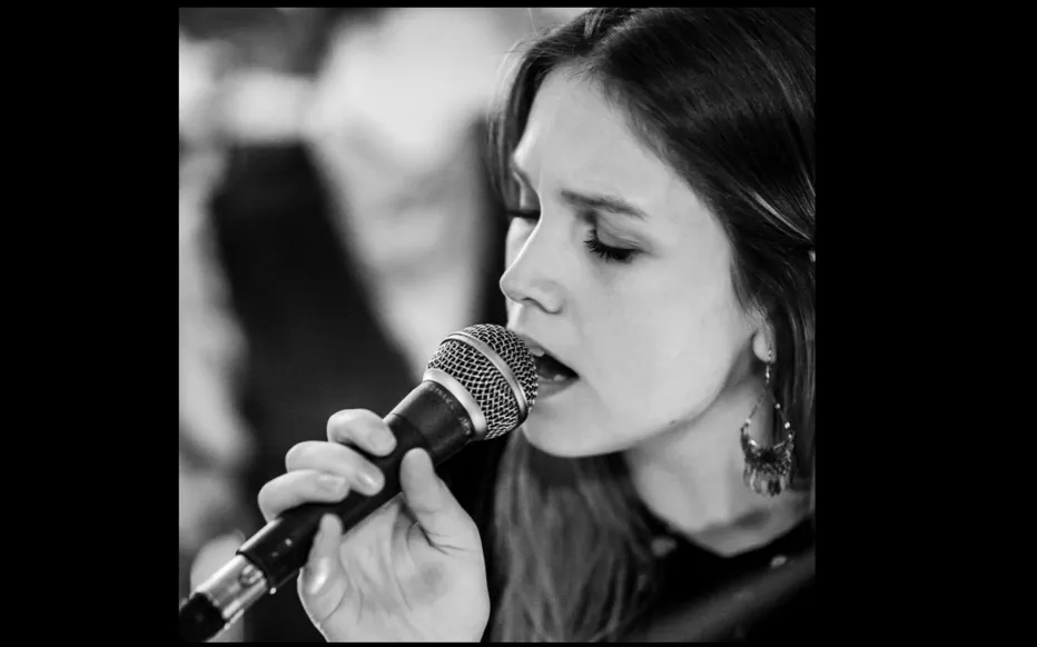 Une mort soudaine et mystérieuse : la chanteuse Yana De Saedeleer retrouvée sans vie au Pérou