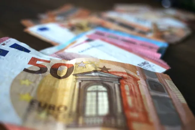 Une professeur de yoga finlandaise escroquée : une histoire d'amour tragique