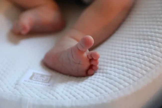 Une surprise inattendue : une mère donne naissance à un bébé dans les toilettes lors de vacances à Toronto