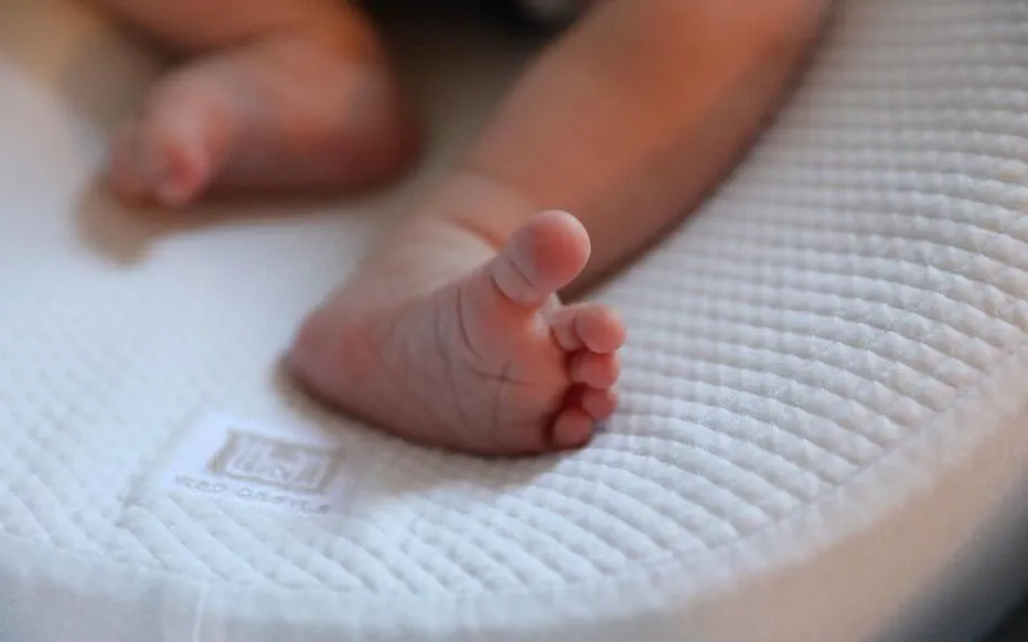 Une surprise inattendue : une mère donne naissance à un bébé dans les toilettes lors de vacances à Toronto