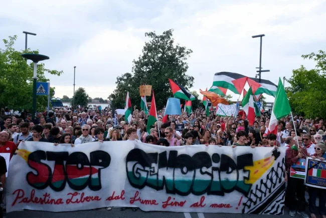 Venise proteste contre Israël : des artistes et des militants exigent la fin de l'armée israélienne