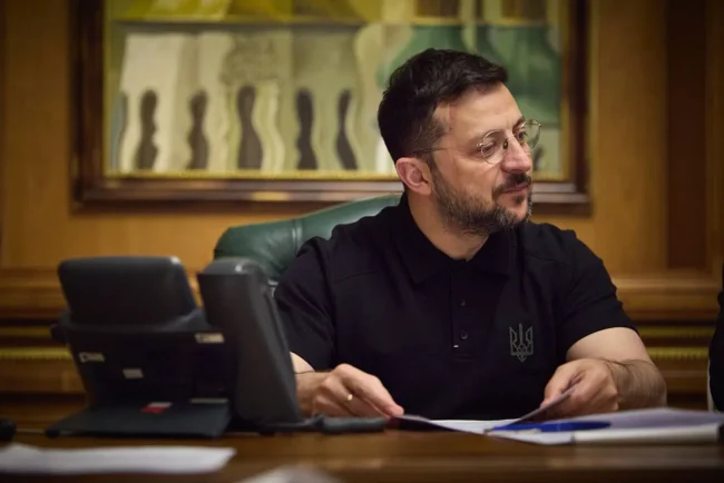 Zelensky confirme les frappes russes sur une raffinerie de pétrole ukrainienne, soulignant les implications énergétiques du conflit