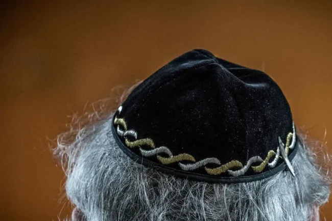 Attaque antisémite choquante en France : un homme blessé à l'œil