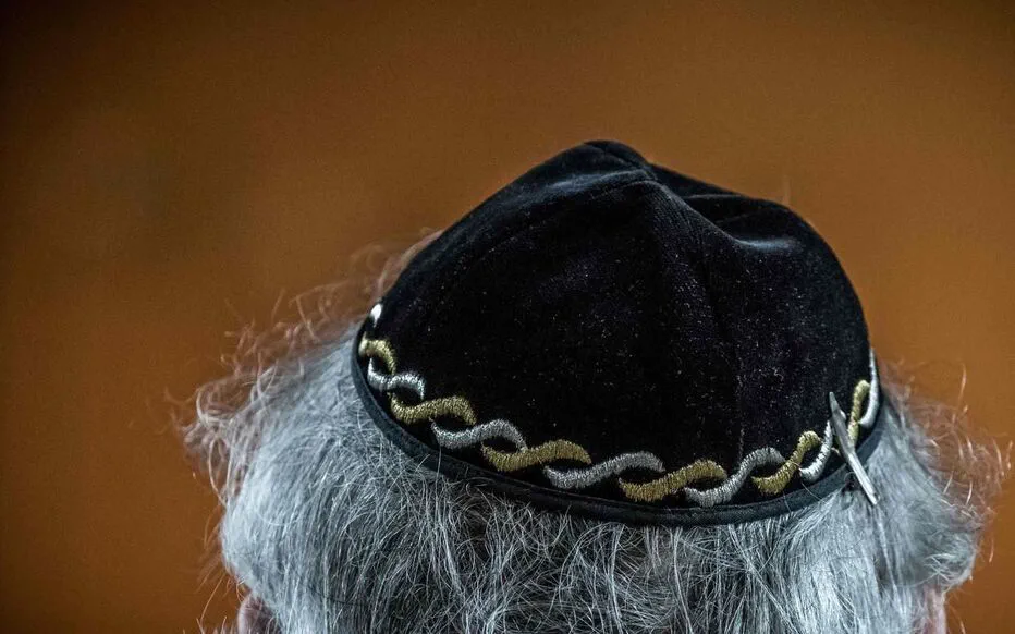 Attaque antisémite choquante en France : un homme blessé à l'œil