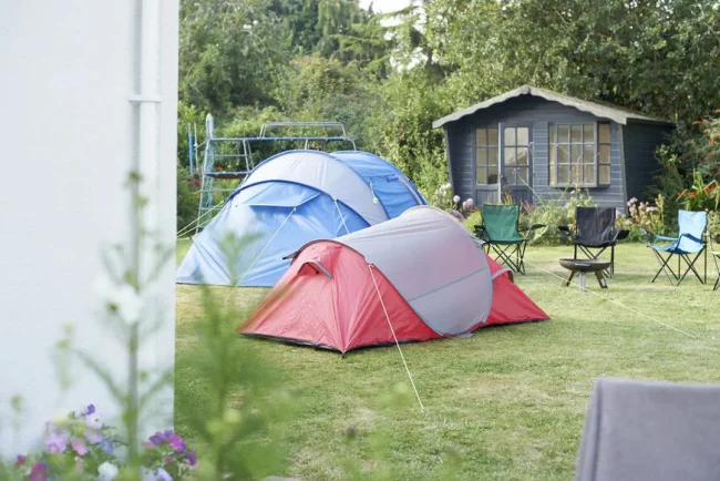 Camping dans son jardin privé : une escapade unique et pratique