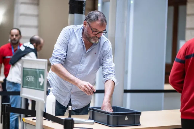 Comment une série d'empoisonnements qui a coûté la vie à douze personnes a-t-elle pu passer inaperçue pendant neuf ans dans deux cliniques ?