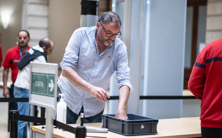 Comment une série d'empoisonnements qui a coûté la vie à douze personnes a-t-elle pu passer inaperçue pendant neuf ans dans deux cliniques ?