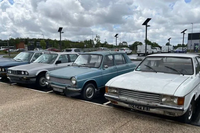 Découverte surprenante : une collection de voitures anciennes abandonnée sur une aire de covoiturage