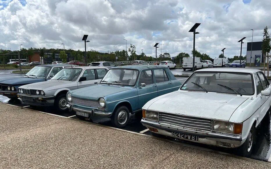 Découverte surprenante : une collection de voitures anciennes abandonnée sur une aire de covoiturage