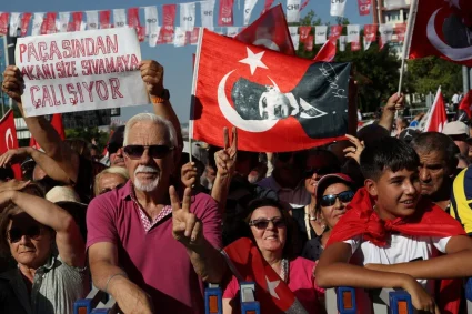 Des dizaines de milliers de personnes manifestent à Ankara contre le gouvernement