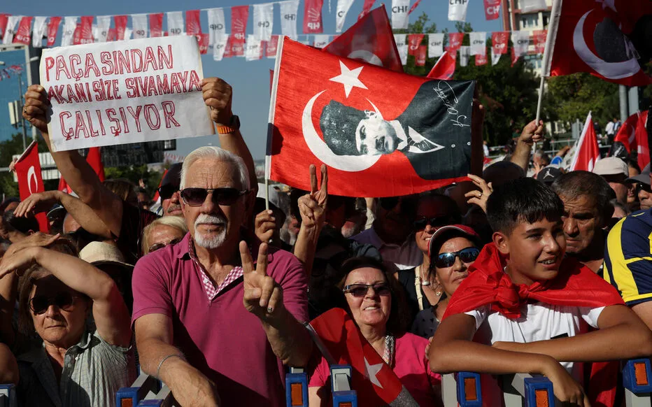 Des dizaines de milliers de personnes manifestent à Ankara contre le gouvernement