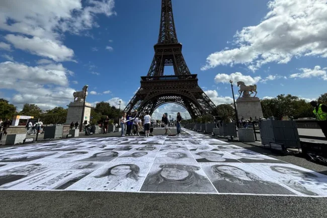 Des portraits collés sur le pont d'Iéna pour rendre hommage aux victimes de la route
