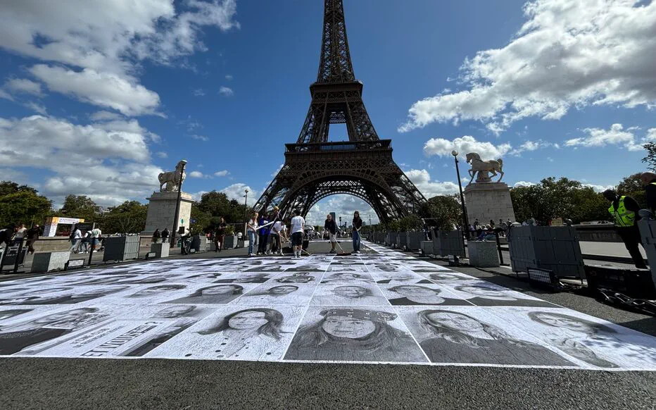 Des portraits collés sur le pont d'Iéna pour rendre hommage aux victimes de la route