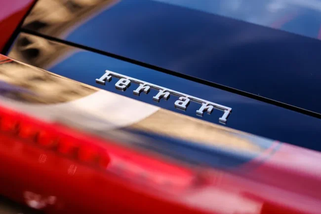 Deux hommes mis en examen pour un vol spectaculaire de voiture de sport à Paris