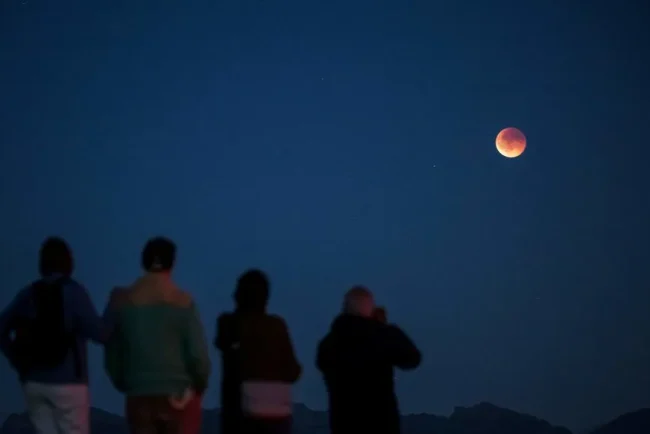 Éclipse lunaire totale : une Lune de sang émerveille les astronomes