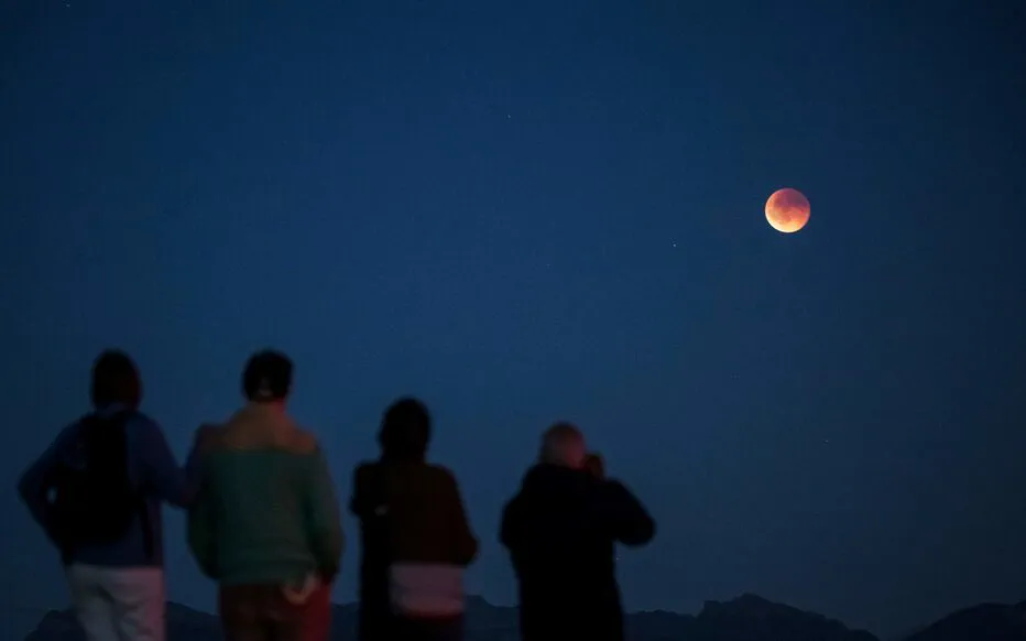 Éclipse lunaire totale : une Lune de sang émerveille les astronomes