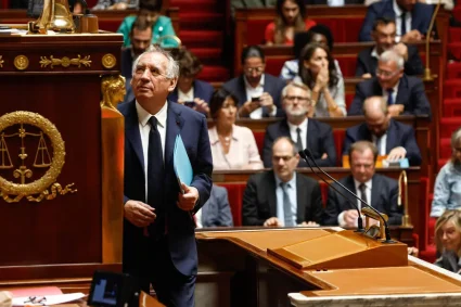 François Bayrou entre discrètement dans l'hémicycle