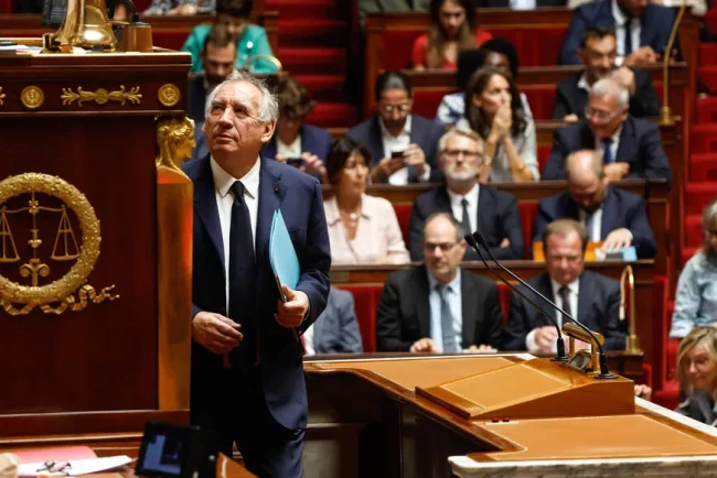François Bayrou entre discrètement dans l'hémicycle