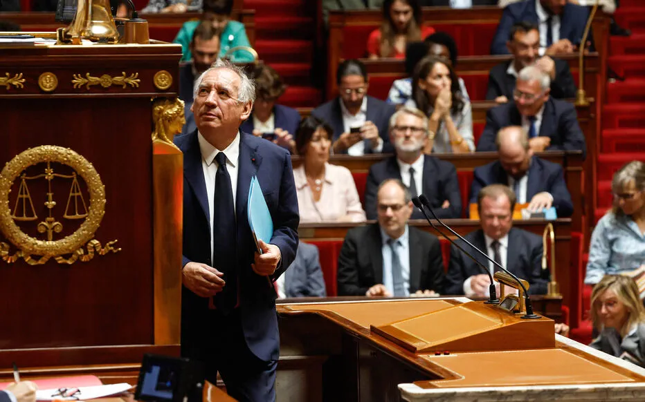 François Bayrou entre discrètement dans l'hémicycle