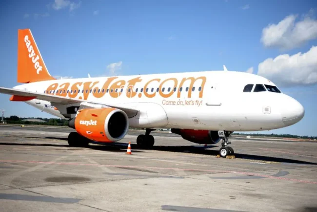 Incident à l'aéroport de Manchester : un véhicule entre en collision avec un avion EasyJet