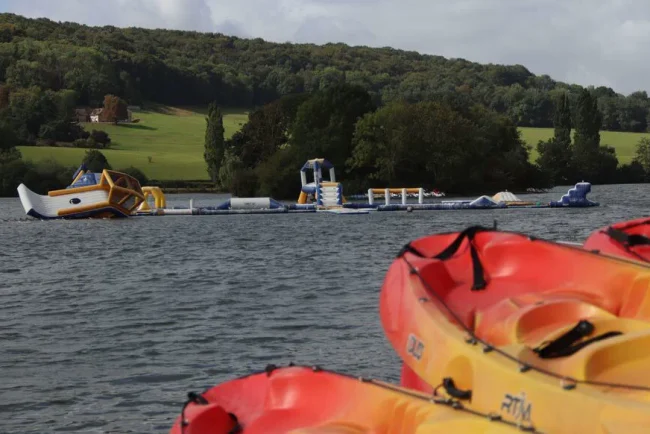 Interdiction de baignade dans un lac français à cause d'algues toxiques