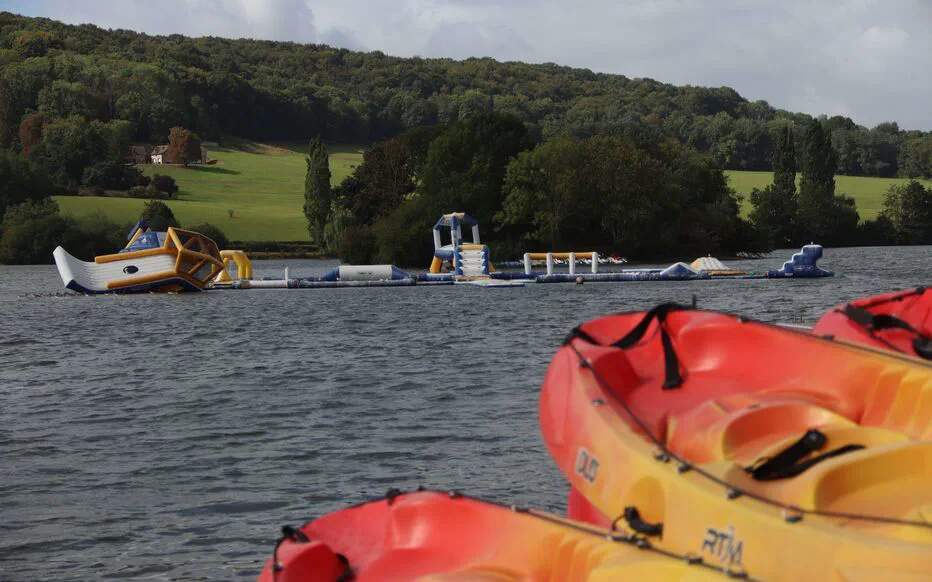 Interdiction de baignade dans un lac français à cause d'algues toxiques