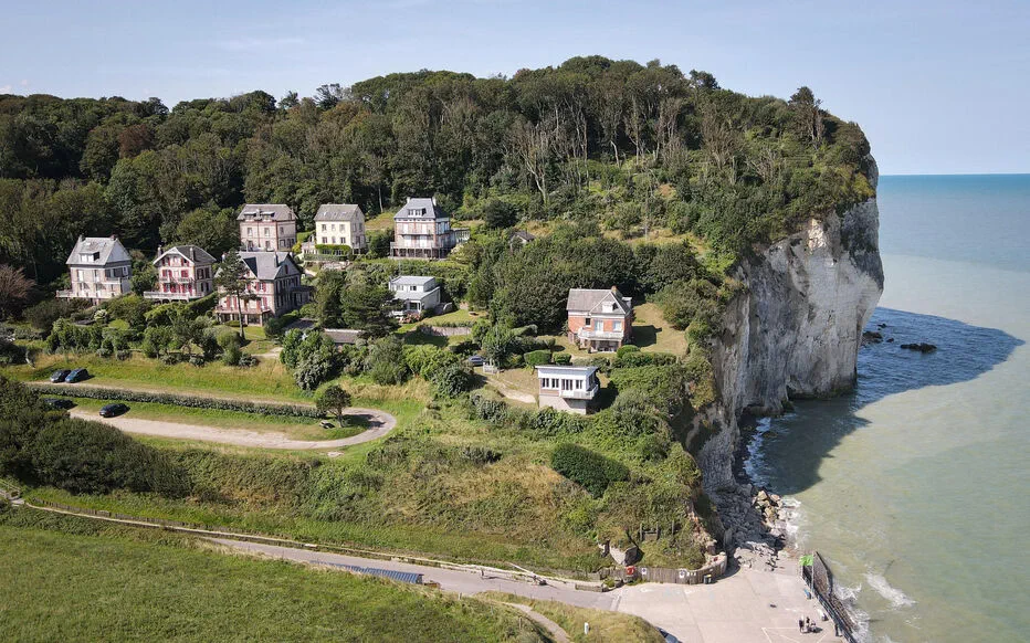 Investir dans l'immobilier côtier : les pièges de l'érosion et de la submersion