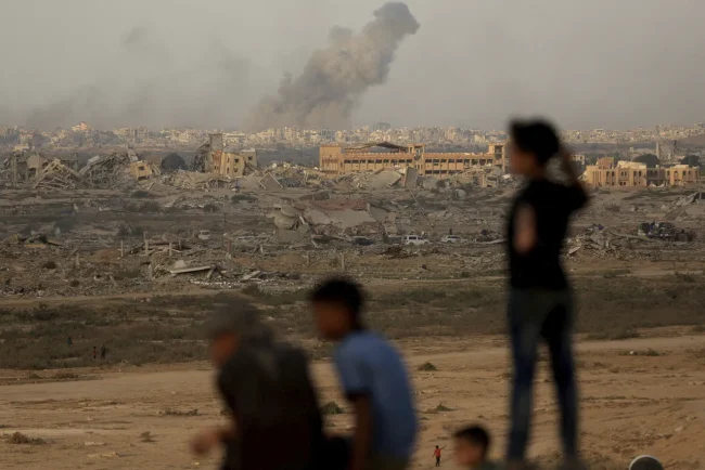 Israël poursuit sa campagne militaire à Gaza, ciblant les immeubles résidentiels.