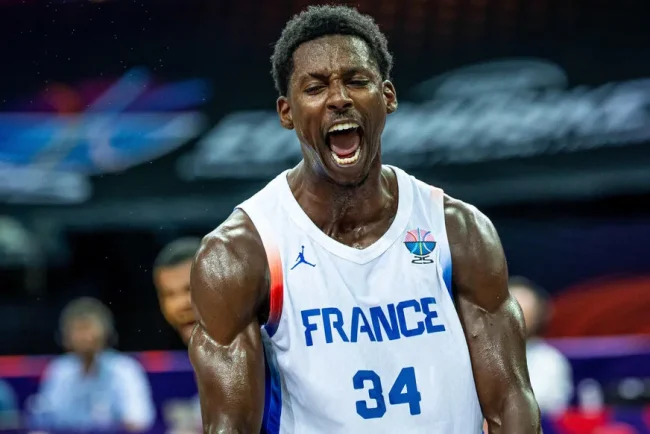 La France se ressaisit face à la Pologne dans une ambiance hostile