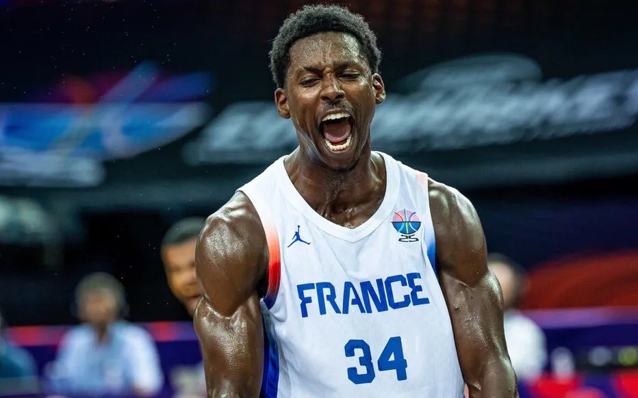 La France se ressaisit face à la Pologne dans une ambiance hostile