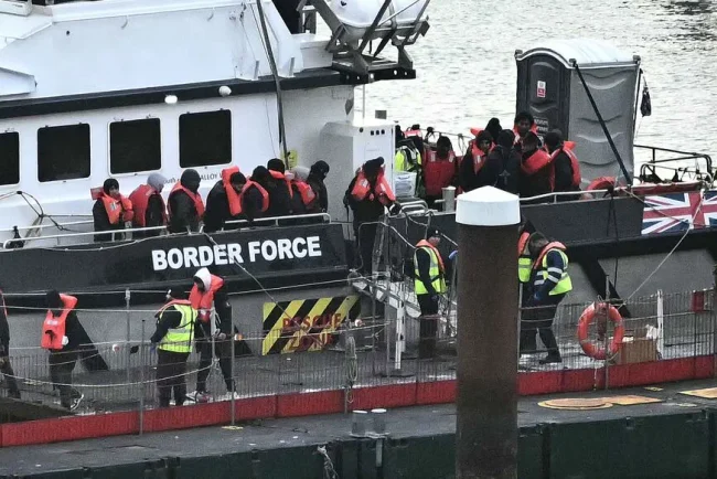 La Haute Cour de Londres bloque temporairement une expulsion vers la France en vertu de l'accord franco-britannique