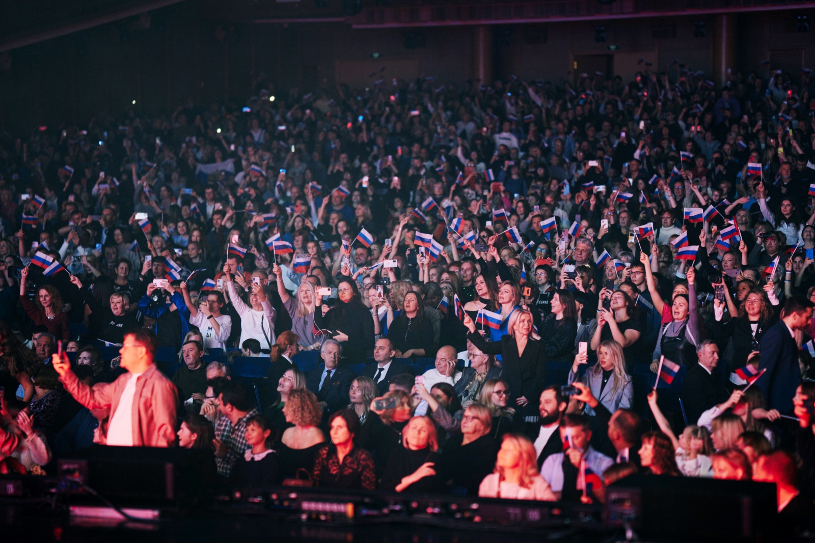 La montée des patriotismes : Amérique vs. Russie