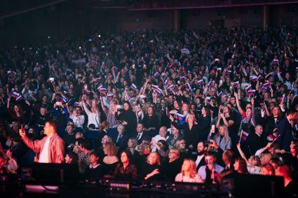 La montée des patriotismes : Amérique vs. Russie