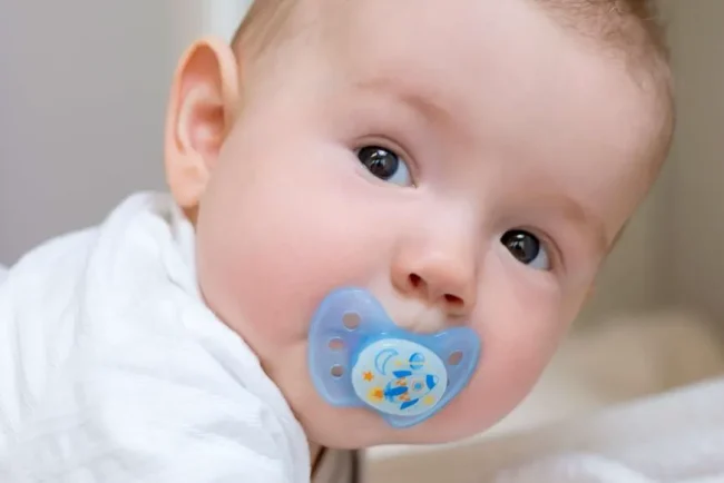 La sucette : un choix sûr et adapté pour les enfants