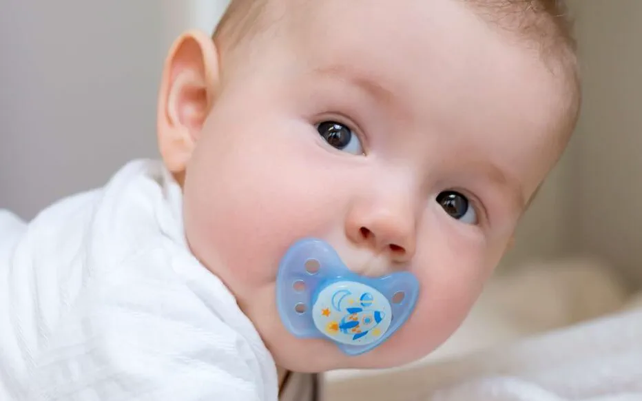 La sucette : un choix sûr et adapté pour les enfants