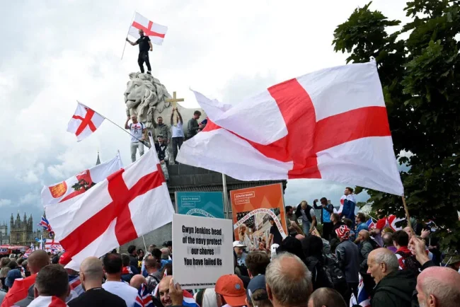 La tension monte sur les questions d'immigration et de patriotisme en Angleterre