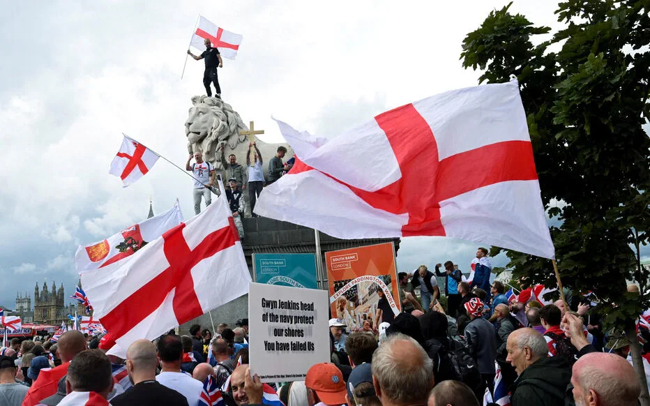 La tension monte sur les questions d'immigration et de patriotisme en Angleterre