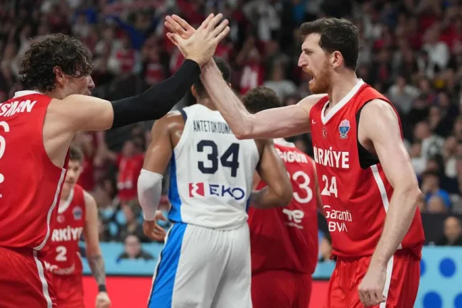 La Turquie remporte le EuroBasket 2001, mettant fin à l'attente de 24 ans pour un titre européen