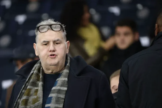 Le controversé chroniqueur Pierre Ménès sous le feu des projecteurs après des commentaires racistes