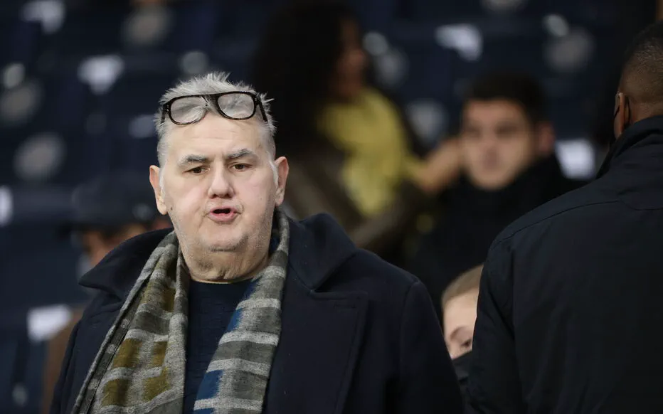 Le controversé chroniqueur Pierre Ménès sous le feu des projecteurs après des commentaires racistes