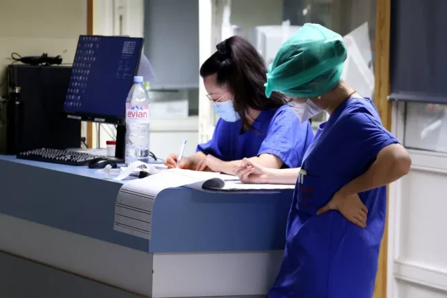 Le débat sur l'Aide médicale d'État refait surface alors que le vote de confiance du gouvernement approche