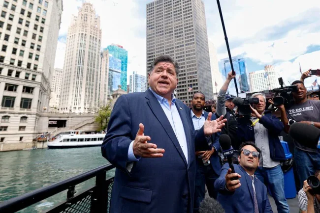 Le Gouverneur de l'Illinois met en garde contre une invasion de Chicago par les forces militaires américaines.