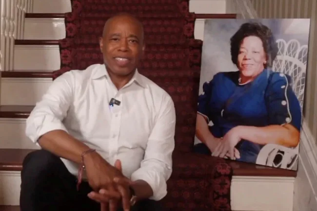 Le maire de New York se retire de l'élection à cause des allégations de corruption