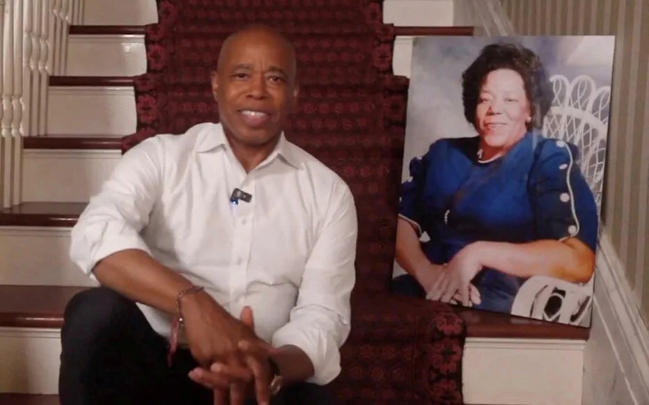 Le maire de New York se retire de l'élection à cause des allégations de corruption