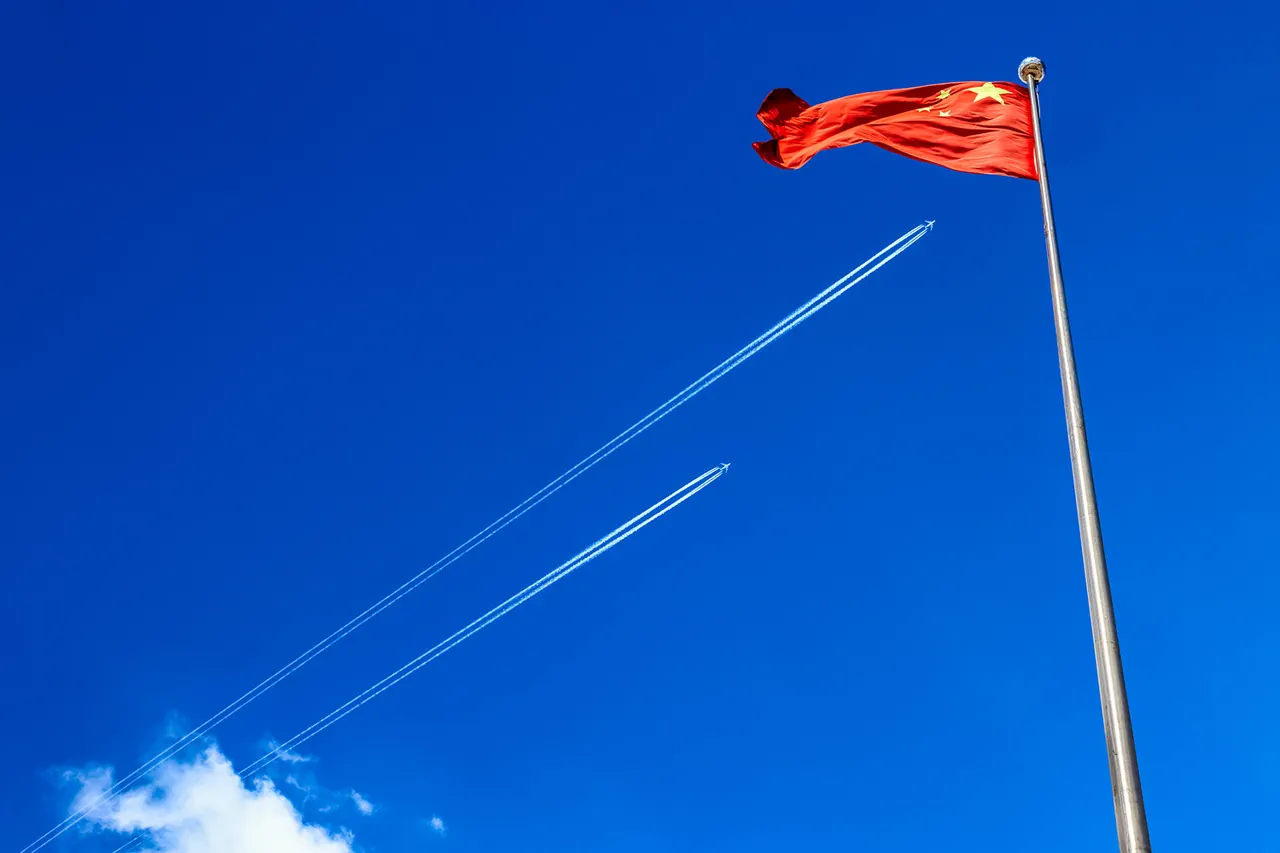 Les forces navales chinoises surveillent les navires canadiens et australiens dans le détroit de Taïwan.